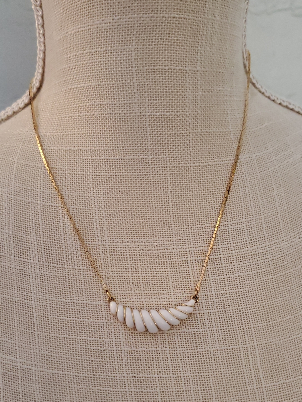 Vintage AVON 1981 Gatsby Gold Chain Necklace White Swirl Crescent Accent